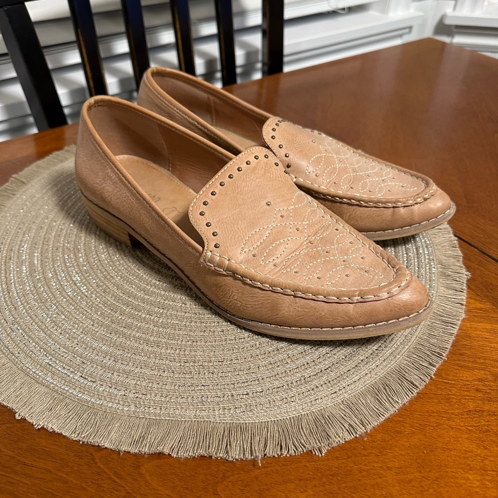 Mi.im tan loafers, size 10